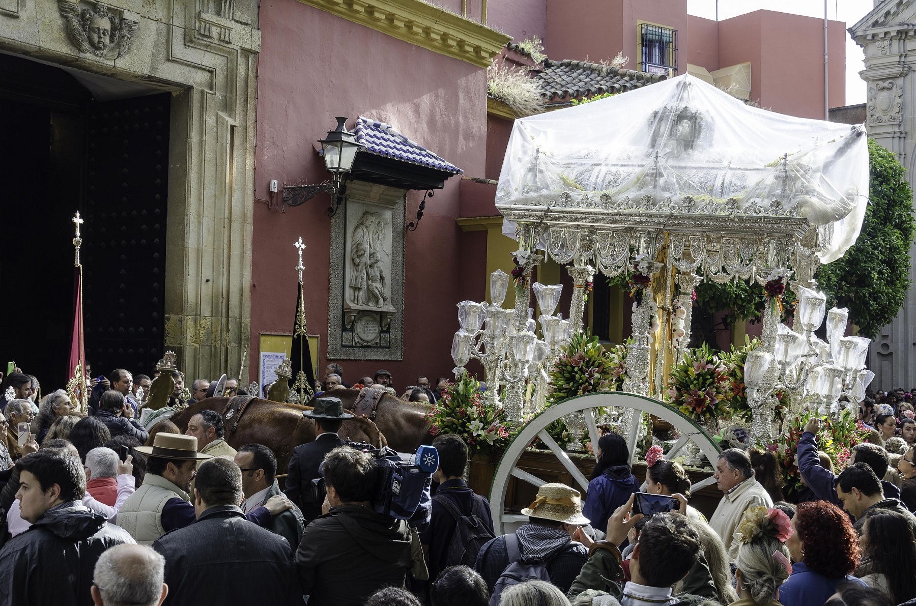 Visita de la Hermandad del Rocío de la Macarena